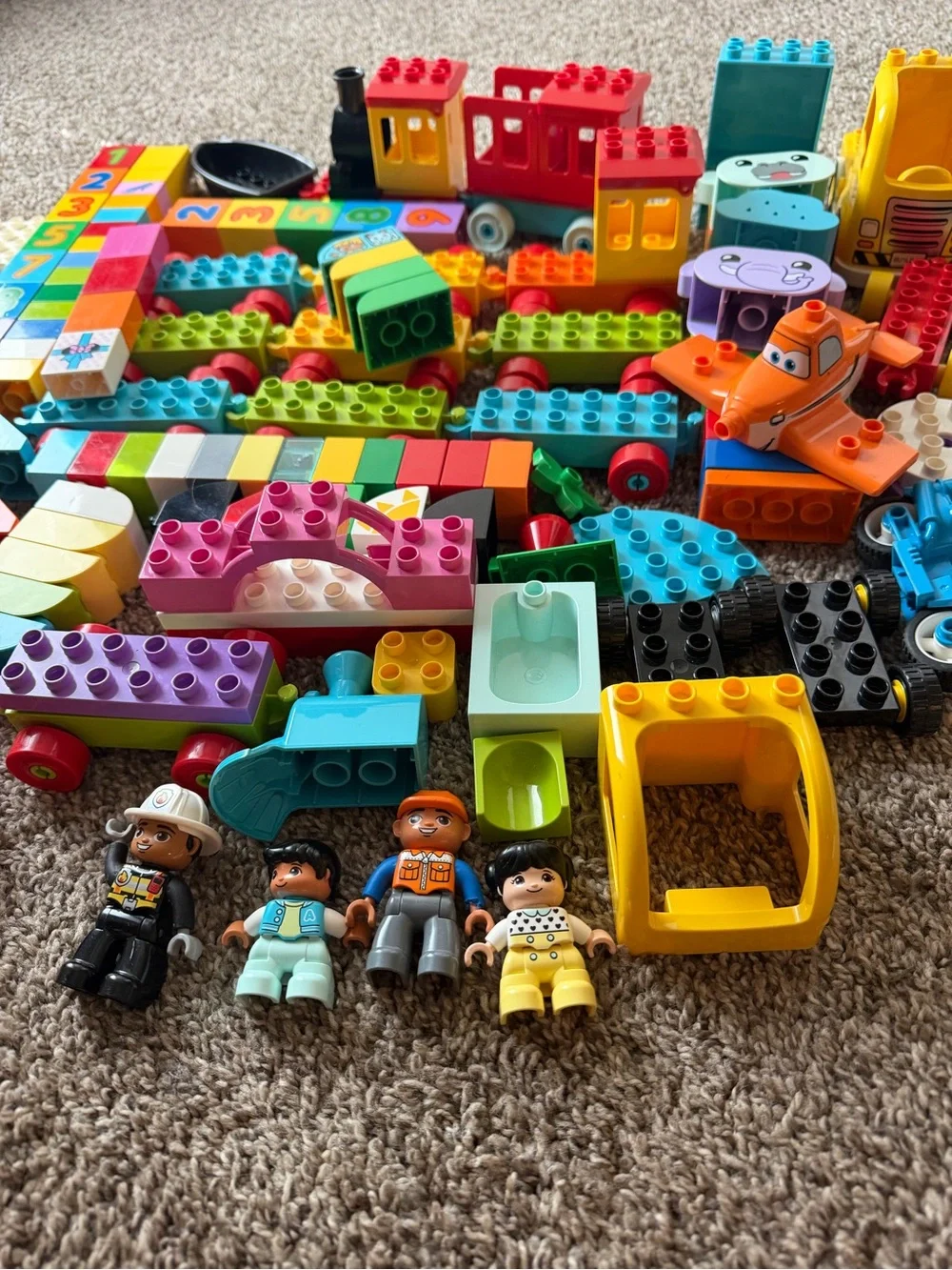 4.5 pounds of a Mixed lot of Duplo blocks with 4 figures boat bike fire truck